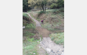 2018-11-09 Préparation de la traversée du bras de l'Ardèche par Véronique.