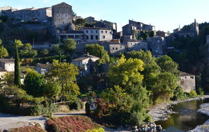 Balazuc et en contrebas l'Ardèche