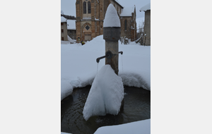 La fontaine n'est pas gelée car l'eau de source coule (ça coule de source)