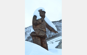Le gendarme de Villar d'Arène nous indique le sens de circulation
