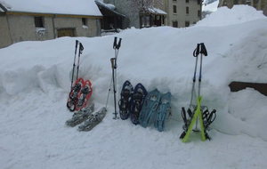 Les raquettes attendent les randonneurs qui se restaurent au chaud à l'intérieur