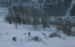 Descente au village dans la neige fraîche