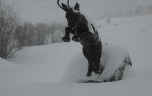 Le chamois en bois sculpté à l'entrée de Villar d'Arène à notre arrivée vendredi