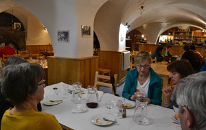 L'intérieur chaleureux du gîte, une ancienne étable voutée