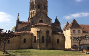 La collégiale Saint-Hilaire construite au XIIème.