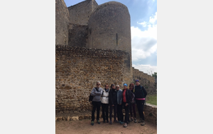 Nos 7 participants des Grisemottes devant le château médiéval de Semur en Brionnais