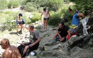Organisation du pique nique au bord du lac Lauvitel.