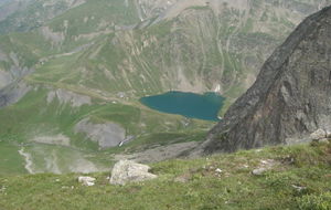 Vue sur le lac de la Muzelle depuis le col du vallon.