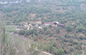 Vue sur le gite La Flèche bleue depuis l'accès à Monclar.