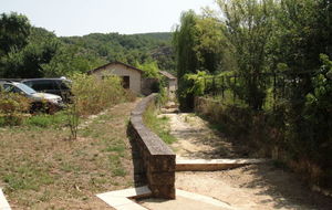 Le lit de la rivière à sec à Cabrerets.