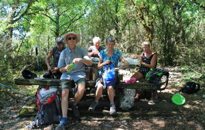 Pause pique nique dans les bois des Chartreux à Lusclade