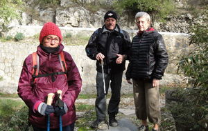 Sur la passerelle d'accès au jardin du curé à Saint Montan.