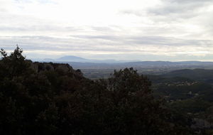 Vue sur le mont Ventoux enneigé.