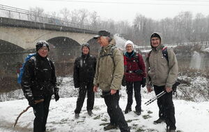 Près du pont non loin du Parking Pierre de Coubertin.
