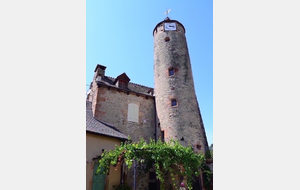 La tour de l'horloge à La Canourgue