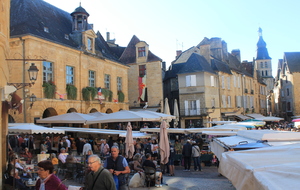 Le marché de Sarlat un mercredi matin jour des producteurs.