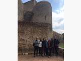 Nos 7 participants des Grisemottes devant le château médiéval de Semur en Brionnais